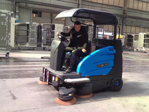 長(zhǎng)沙某汽車(chē)制造廠(chǎng)容恩駕駛式掃地車(chē)交機(jī)現(xiàn)場(chǎng)
