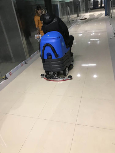 長沙亮點(diǎn)環(huán)?？萍加邢薰?駕駛式洗地機(jī),洗掃一體機(jī),吸塵掃地車哪里好,亮點(diǎn)環(huán)保