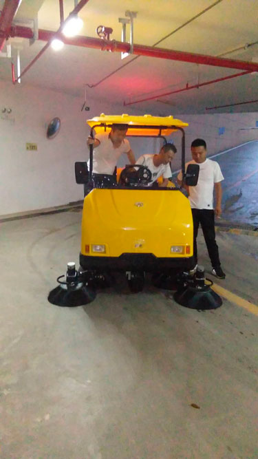 洗地機(jī)，掃地機(jī)，工業(yè)吸塵器，高壓清洗機(jī)，洗掃一體機(jī)，駕駛式洗地機(jī)，手推式洗地機(jī)，駕駛式掃地機(jī)，手推式掃地機(jī)，長(zhǎng)沙亮點(diǎn)環(huán)保官網(wǎng)，商用吸塵器，長(zhǎng)沙洗地機(jī)，長(zhǎng)沙掃地機(jī)，長(zhǎng)沙高壓清洗機(jī)，湖南工業(yè)吸塵器，湖南掃地機(jī)，湖南高壓清洗機(jī)，湖南工業(yè)吸塵器